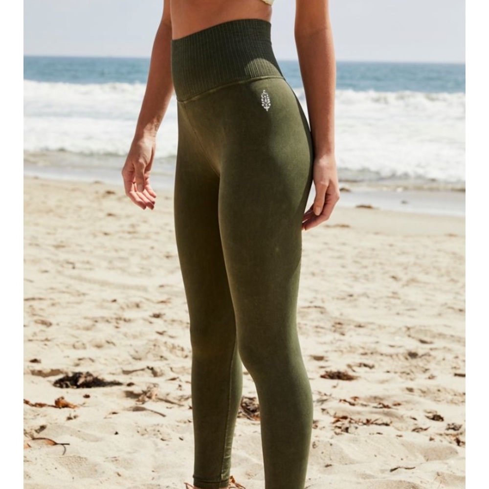 💚SOLD💚 NWOT Fp Movement Free People Good Karma in Moss. Size M/L.